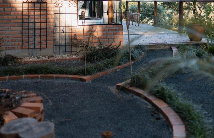 Kiesweg zu Feuerstelle im Garten